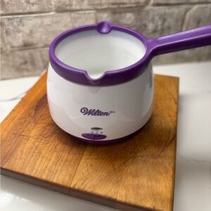 Wilton Purple and White Electric Melting Pot